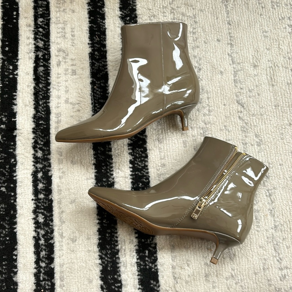🦋Taryn Rose Kitten Heel Booties in tan